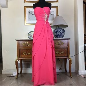 Women’s sweetheart pleated bodice ruffle prom dress